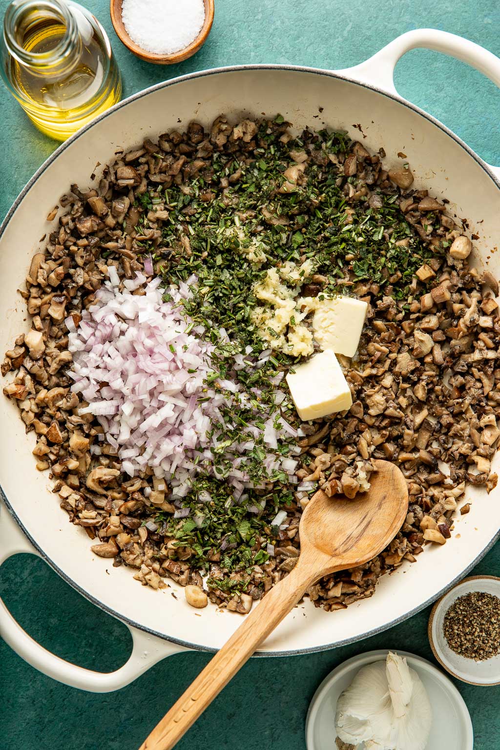 adding aromatics to sauteed mushrooms