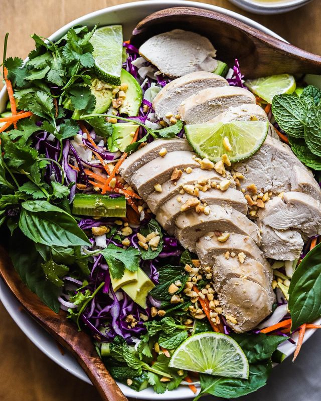 This Vietnamese-inspired chicken cabbage salad is what all my summer dreams are made of! It’s a cool and crunchy base of cabbage, cucumber, carrots, scallions, and avocado topped with lots of fresh herbs, slow poached chicken, and a tangy fish sauce vinaigrette 🔥
•
•
•
•
#healthyrecipes #summervibes☀️ #healthyfood #saladrecipe #chickenrecipes #glutenfreerecipes
