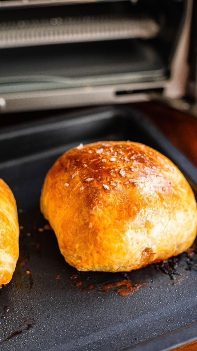 With the holidays around the corner, I love a special meal that’s just for two! Making Beef Wellington for two is easier and more economical without skimping on any of the flavor or elegance. 

I used my @Calphalon Performance Countertop French Door Air Fryer Toaster Oven and let me tell you, this is now essential to my kitchen! It’s perfect for roasting, baking, air frying, toasting, broiling and more. 

It’s the perfect tool that gives me extra oven space which is a MUST during the holidays. Head to calphalon.com to shop all their small appliances and get the recipe in my profile!

#calphalon #calphalonkitchenclub #beefwellington #easyrecipes #beefrecipes #holidayrecipes