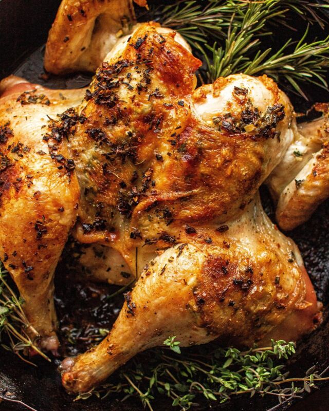 If you’re planning a smaller gathering this year, this crispy AF skinned herb roasted chicken is definitely the play for an easy main dish!

Search ‘chicken’ in my profile for the full recipe!
•
•
•
•
•
#roastchicken #roastchickendinner #chickenrecipes #chickenrecipe #glutenfreerecipes #thanksgivingdinner #easyrecipes #comfortfoods #cozyvibes #cozyfood #fallvibes🍁