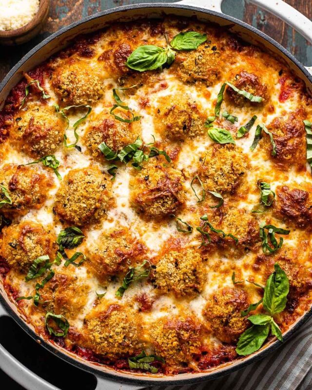 NEW RECIPE: ⭐️ Chicken Parmesan Meatballs ⭐️ Everything you love about chicken Parmesan with a fraction of the work! Tender chicken meatballs in a crispy panko-Parmesan coating baked in a cheesy marinara sauce. Serve with your favorite pasta, as a sandwich, or just dig in!

Full recipe in my profile @jennygoycochea 
•
•
•
•
•
#chickenparmesan #meatballs #gameday #gamedayeats #gamedayready #easyrecipes #onepanmeal #onepan #chickenrecipes #weeknightmeals #weeknightdinner #f52community #f52grams