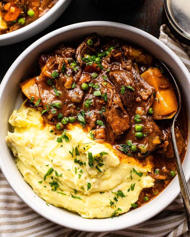 NEW RECIPE: a classic Guinness Beef Stew! Tender beef swimming in a savory beef and stout broth with tons of veggies served over creamy mashed potatoes. Perfect for celebrating St. Patrick’s Day!

Full recipe in my profile @jennygoycochea 
•
•
•
•
#guinnessbeer #beefstew #beefrecipes #beefitswhatsfordinner #comfortfood #cozyvibes #onepotmeal #onepotmeals #braised #braising #easyrecipe #stpatricksday #f52grams #f52community