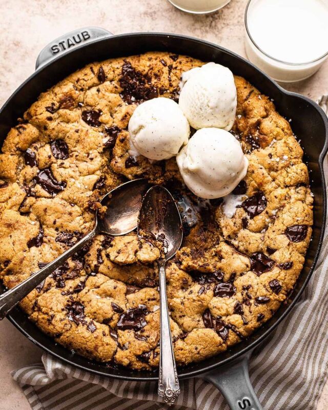 When an individual cookie won’t cut it, try this giant Skillet Chocolate Chunk Cookie! It’s loaded with browned butter, hand cut chocolate chunks, plus a layer of Nutella in the center. It’s always best served warm with scoops of ice cream!

Full recipe in my profile!
•
•
•
•
#skilletcookie #chocolatechipcookies #easydessert #easydesserts #onebowl #dessertrecipe #chocolatelover #f52grams #f52community