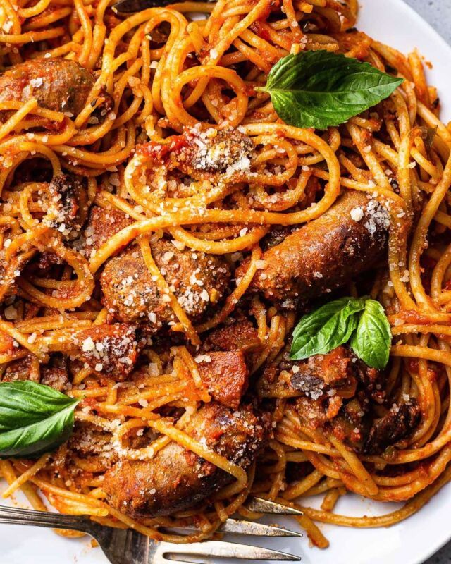 Today I’m sharing a recipe that’s near and dear to my heart: my Dad’s Sunday Sauce recipe. My earliest memories of cooking with my dad are of me sitting on the counter and dropping pasta in the water to go with his sauce. It’s slow simmered in the oven and loaded with tender meatballs, Italian sausage, and spicy pepperoni for a hearty and flavorful sauce. 

Get the full recipe in my profile!
•
•
•
•
#sundaysauce #pastasauce #spaghettisauce #fathersday #onepotrecipe #sundaydinner #sundaycooking #sundaydinners #familyrecipes #familyrecipe #f52grams #f52community