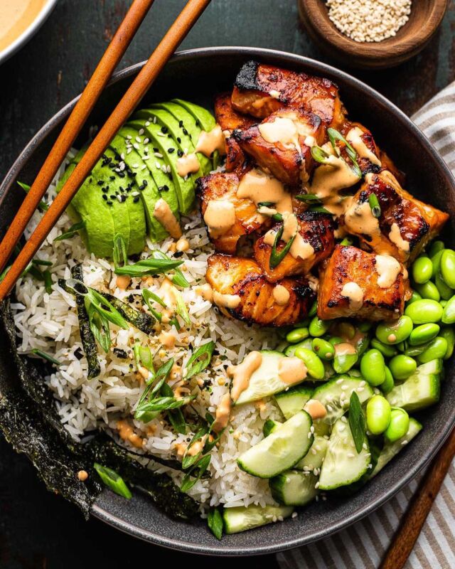 I am very much in my bowl dinner era. Give me your CAVA, your Sweetgreens, your Chipotle—always. 

These easy salmon rice bowls feature a quick spicy soy marinated salmon over rice with cucumber, edamame, avocado, furikake and a quick spicy Mayo! 

Full recipe in my profile. 
•
•
•
•
•
#salmonbowl #salmonricebowl #girldinner #easyrecipes #salmonrecipe #salmonrecipes #glutenfreefood #healthydinner #weeknightdinner #seafoodporn #salmonlover #f52grams #f52community #feedfeed @thefeedfeed