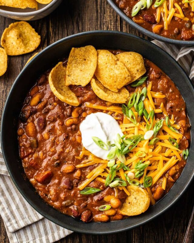 There’s nothing quite like a steaming bowl of chili in the winter—it’s the coziest food that warms you from the inside. This 5-bean vegetarian chili is new on the blog this week and it’s so flavorful and hearty that you won’t miss the meat! 

Full recipe in my profile or comment ‘chili’ and I’ll send the recipe to your DMs.
•
•
•
•
•
#chili #vegetarianchili #vegetarianrecipes #vegetarian #easyrecipes #onepot #onepotmeals #glutenfree #glutenfreefood #healthyrecipes #cozyvibes #comfortfood #soups #soupseason #f52grams #f52community
