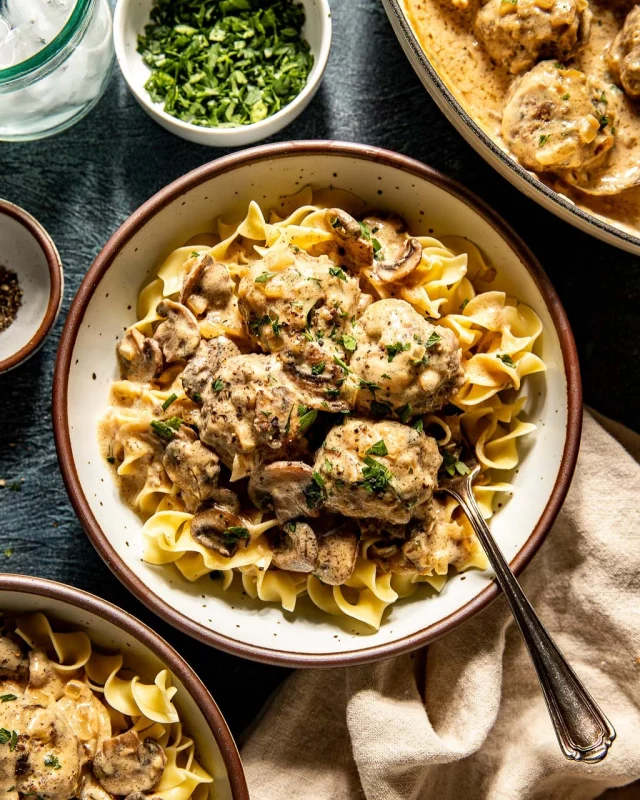 This year is moving at light speed and I’m BARELY hanging on so I’m living for really, really good one pan dinners rn. These beef stroganoff meatballs FIT 👏🏻 THE 👏🏻 BILL 👏🏻 They’re saucy and flavorful and so, so juicy. They’re perfect over buttered noodles or creamy mashed potatoes for a comforting dinner. 

Get the recipe in my profile, stories, or at somuchfoodblog.com 
📸: @brokegirltable 
#onepanmeal #meatballs #beefstroganoff #easyweeknightmeals