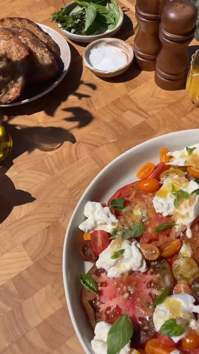 Heirloom tomato & burrata salad! If you’re not celebrating 🍅 season, what are you doing?! My tomato & burrata salad is so simple but the flavors are absolutely unparalleled! Ripe tomatoes, creamy burrata, fresh herbs, and a simple vinaigrette—what could be better?!

Get the recipe in my profile! 

#summertomatoes #tomatoseason #vegetarianrecipe 
🎥: @themindfulhapa